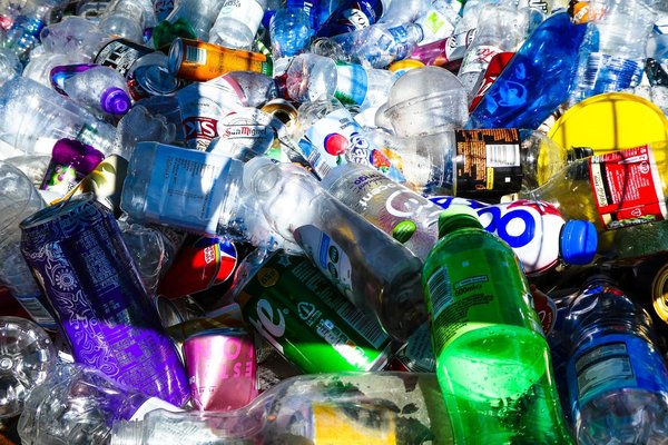 What impact does eco-friendly packaging have on the reduction of single-use plastics?